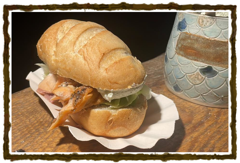 Flammlachs-Brötchen mit Kräuter-Knoblauchdip beim Pickup-Treffen in Geislingen an der Steige lammlachs-Brötchen mit Kräuter-Knoblauchdip beim Pickup-Treffen in Geislingen an der Steige